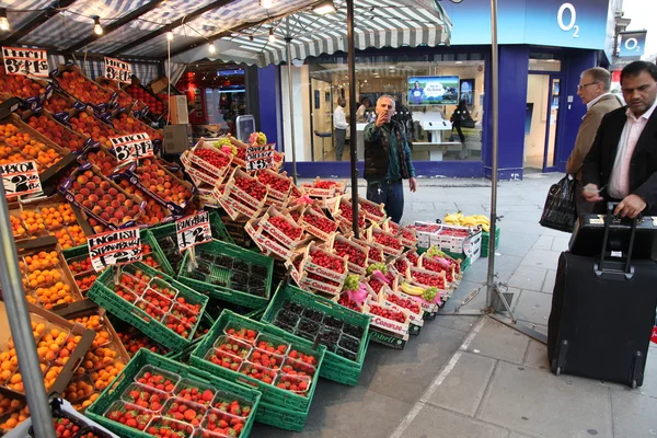London, Storbritannien - 6 juni: shoppare på gatan marknaden — Stockfoto