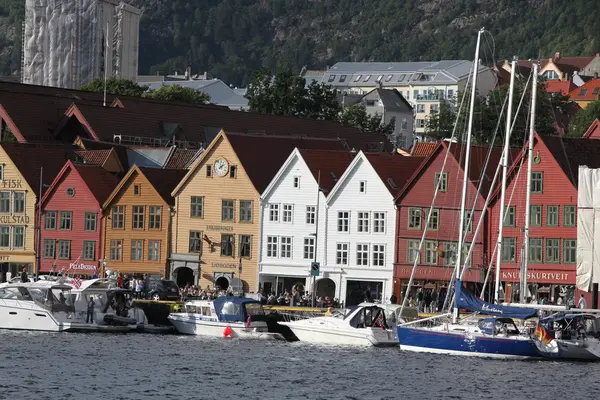 BERGEN, NORWAY - CIRCA JULY 2012: Tourists and locals stroll along the UNESCO World Heritage Site — Stock Photo, Image