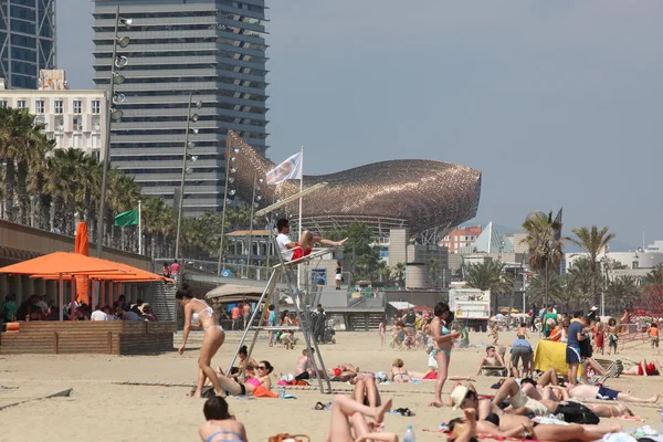 Barcelona - június 11-én: Zsúfolt strandon, a turisták és a helyiek — Stock Fotó