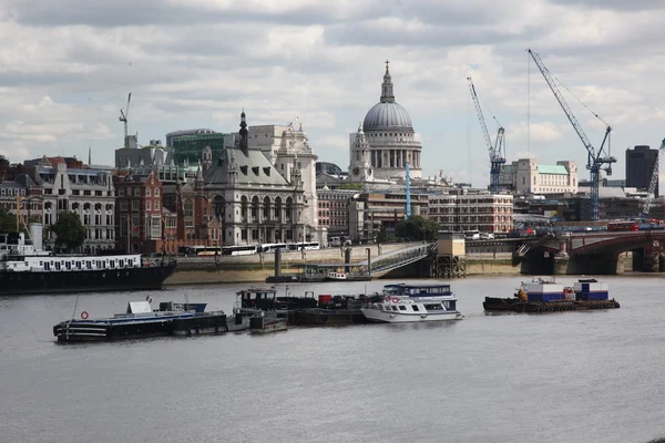 重建伦敦、 黑衣桥和英国伦敦圣保罗大教堂的圆顶 — 图库照片
