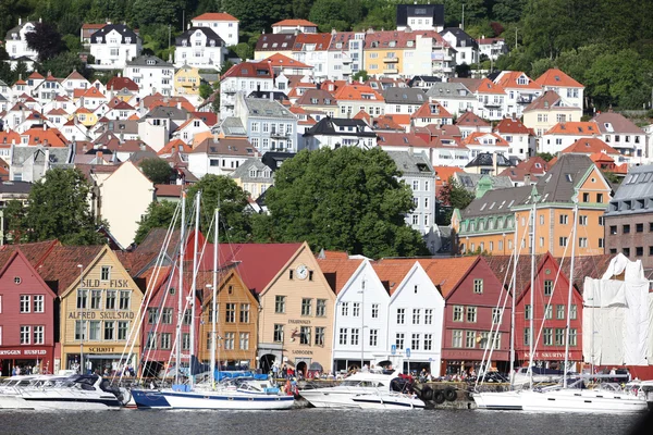 BERGEN, NORWAY - CIRCA JULY 2012: Tourists and locals stroll along the UNESCO World Heritage Site — Stock Photo, Image