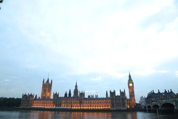 Big ben en de huizen van het Parlement bij avond, Londen, uk — Stockfoto