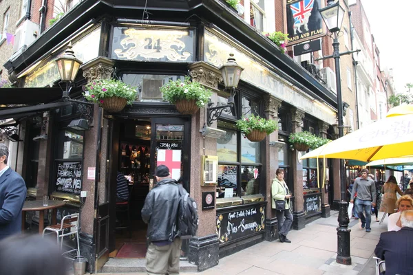 LONDON - JUNE 6: pub in London, UK — Stock Photo, Image