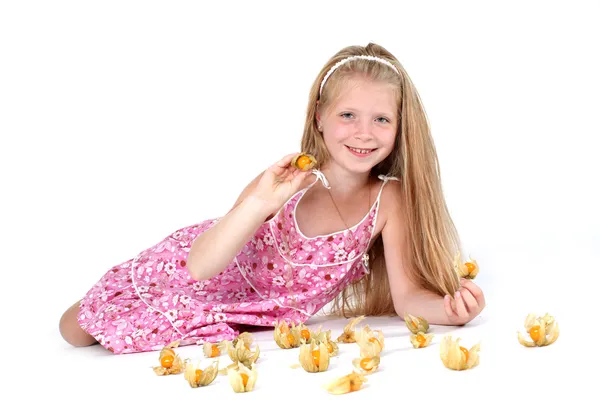 Bedårande liten flicka med Cape krusbär (physalis) — Stockfoto