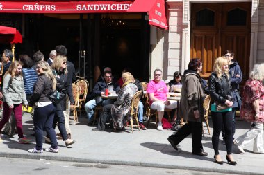 Paris - 27 Nisan: Parisians ve zevk turist yiyecek ve içecekler