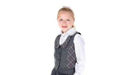 8 yaşındaki liseli kız beyaz arka plan üzerinde gülümseyen