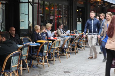 Paris - 27 Nisan: Parisians ve zevk turist yiyecek ve içecekler