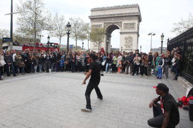 Paris - 27 Nisan:: B-boy bazı breakdance hamle yapıyor