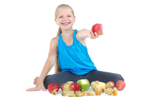 Schattig meisje met apple en kruisbes (physalis) — Stockfoto