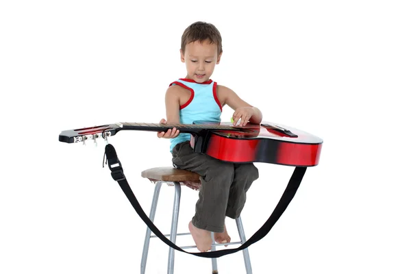 Jeune guitariste de 4 ans sur fond blanc — Photo