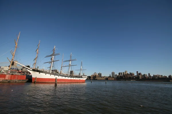 Старый корабль на пристани в Нью-Йорке — стоковое фото