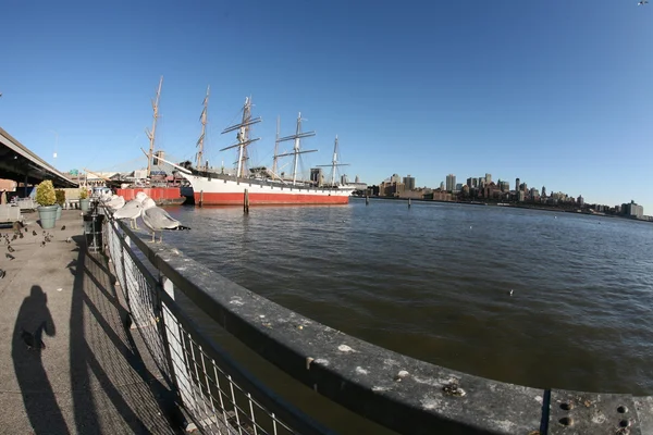 A régi hajó New York-i kikötőben — Stock Fotó