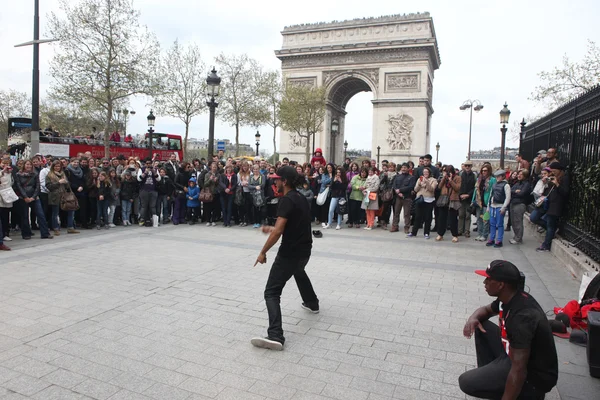 PARIS - 27 AVRIL : : B-boy fait quelques mouvements de breakdance — Photo