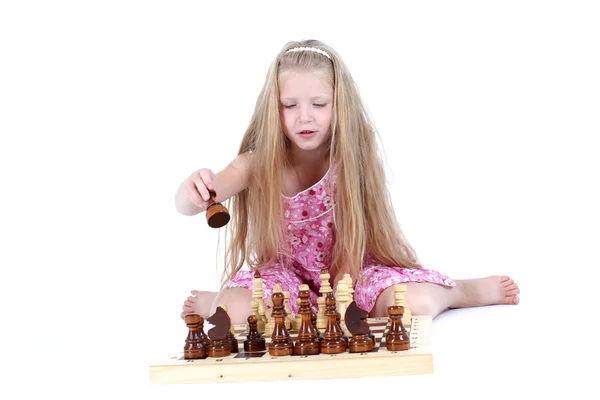 Nettes Mädchen spielt Schach auf Weiß — Stockfoto