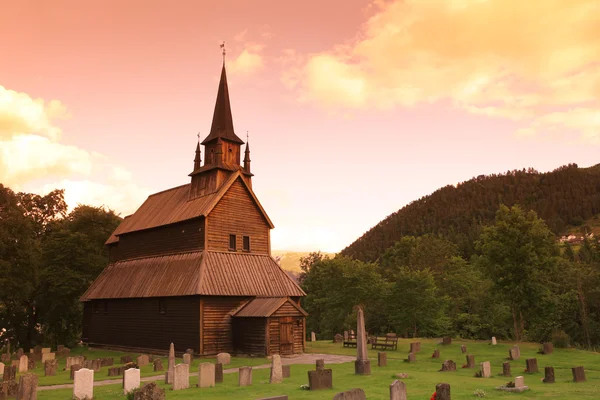 Pôr do sol no velho Kaupanger Stave Church, Noruega — Fotografia de Stock