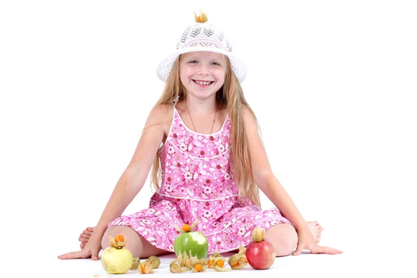 Schattig meisje met apple en kruisbes (physalis) — Stockfoto