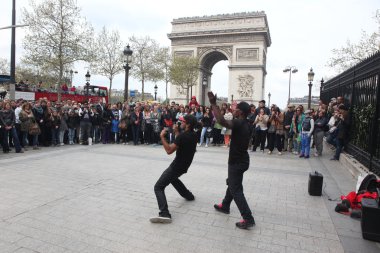 Paris - 27 Nisan:: B-boy bazı breakdance hamle yapıyor