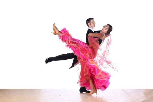 Dançarinos latinos no salão de baile contra fundo branco — Fotografia de Stock