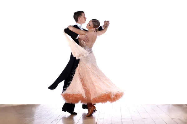 Dansers in ballroom tegen witte achtergrond — Stockfoto