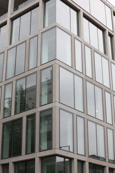 Moderni toimistorakennus Lontoossa — kuvapankkivalokuva