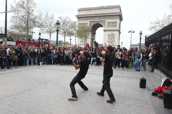 PARIS - ABRIL 27:: B-boy fazendo alguns movimentos de breakdance — Fotografia de Stock