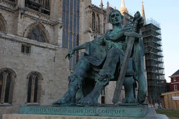 Una estatua de bronce de Constantino I — Foto de Stock