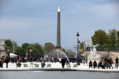 Luksor Dikilitaşı, turistler ve yerel