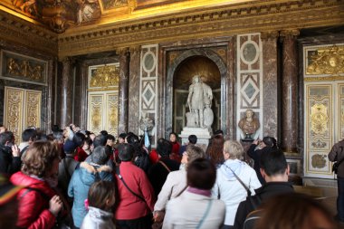 versailles Sarayı için sıra üzerinde ziyaretçi
