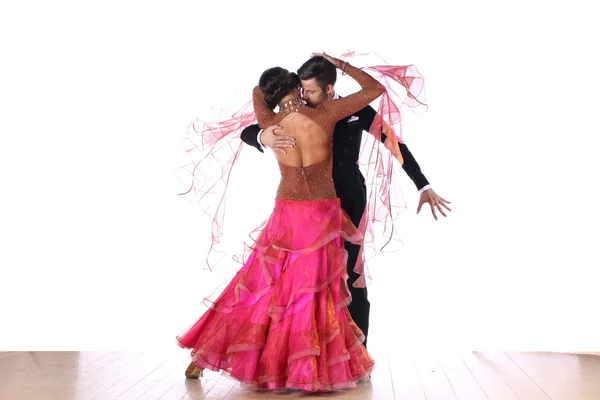 Bailarinas latinas en salón de baile sobre fondo blanco — Foto de Stock