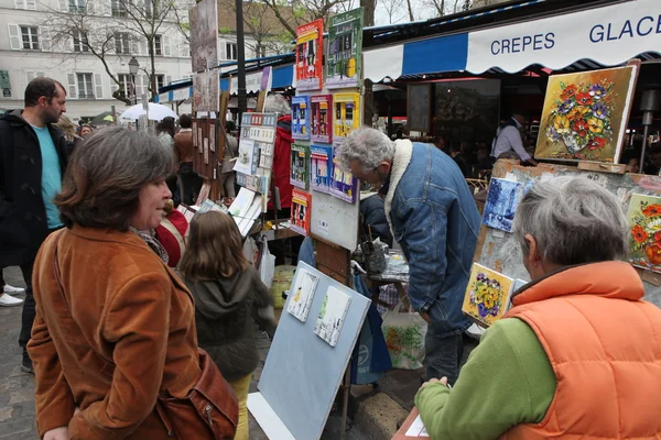 Pittore pubblico e compratore su Montmartre — Foto Stock