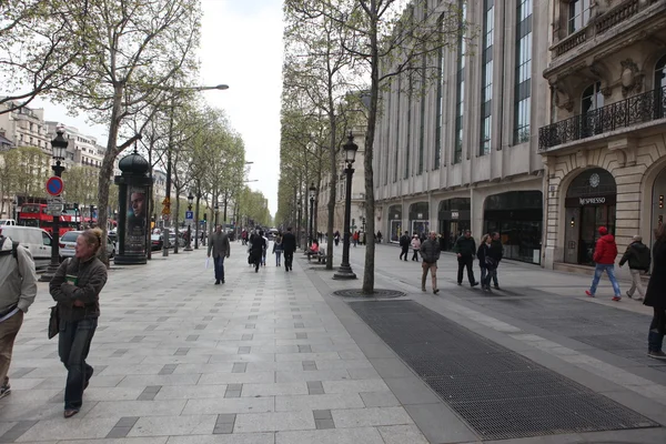 Locales y turistas en la Avenue des Champs-elysees — Foto de Stock