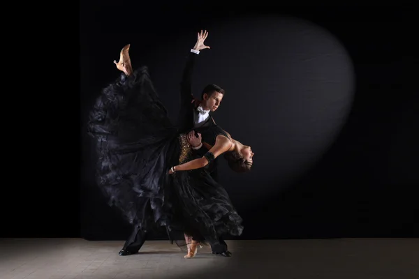 Ballerini in sala da ballo sullo sfondo nero — Foto Stock