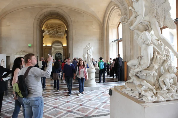 Visiteurs au Musée du Louvre — Photo