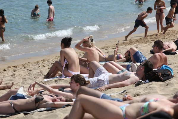 관광객 들으로 붐비는 해변 — 스톡 사진