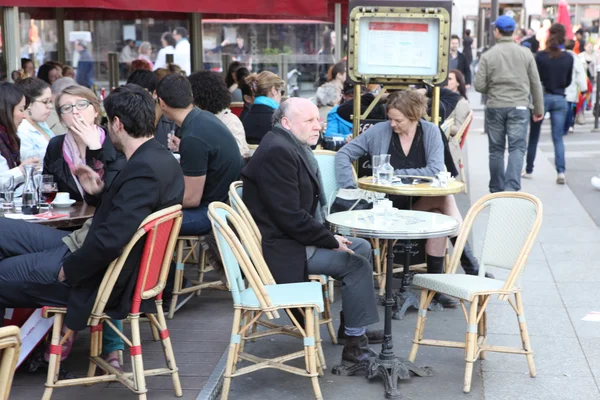 Parigini e turisti amano mangiare — Foto Stock