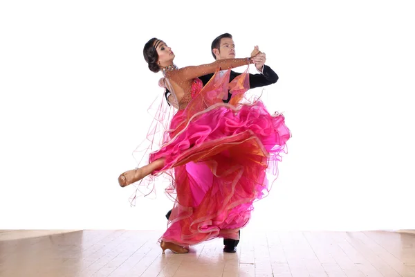 Bailarinas latinas en salón de baile sobre fondo blanco —  Fotos de Stock