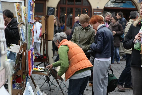 Öffentlicher Maler und Käufer auf dem Montmartre — Stockfoto