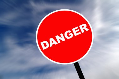 Mavi gökyüzü arka plan üzerinde kırmızı işaret tehlike