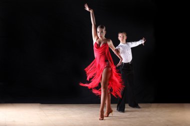 Latino dansçıları balo salonu