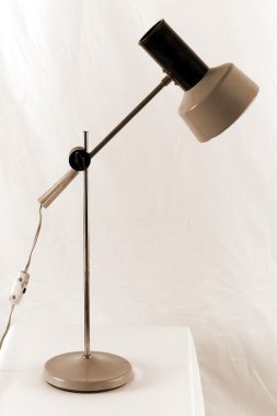 beyaz izole gri masa lambası