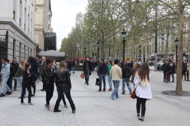 Yerel ve avenue des champs-ely üzerinde tourisrs