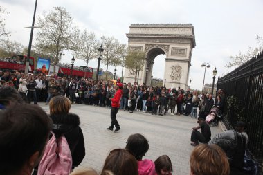 b-boy bazı breakdance hamle yapıyor