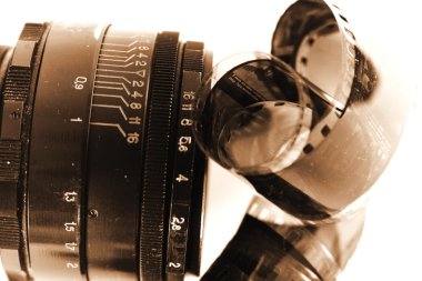 Kamera merceği ve film.