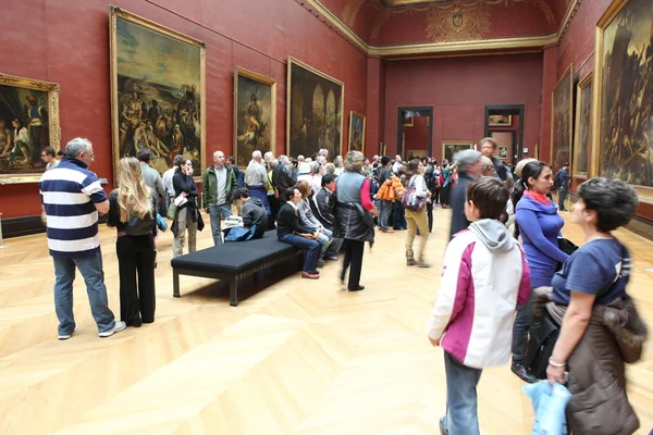 Besökare på Louvren — Stockfoto