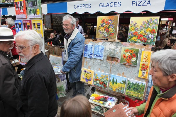 Pintor público y comprador en Montmartre — Foto de Stock