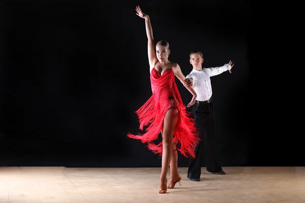 Latino-Tänzer im Gesellschaftssaal — Stockfoto