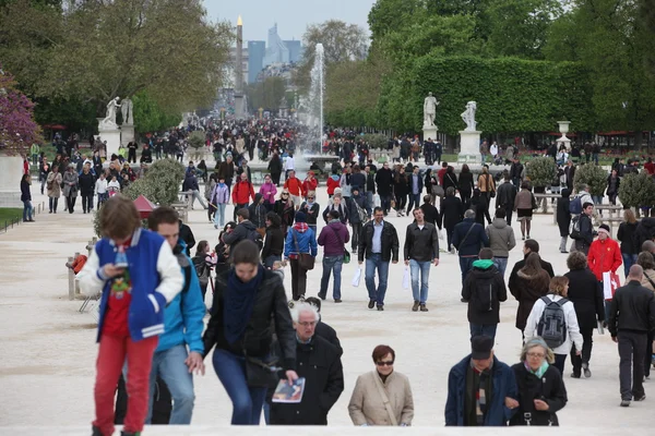 Local et touristique dans le célèbre gard des Tuileries — Photo