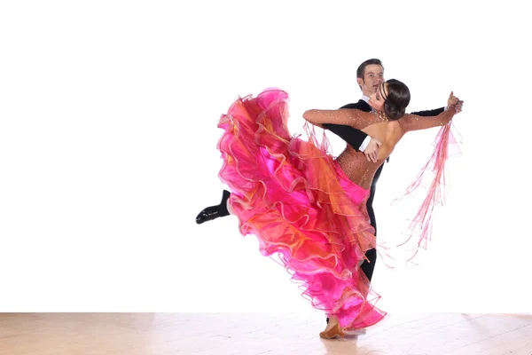 Bailarines latinos en el salón de baile —  Fotos de Stock