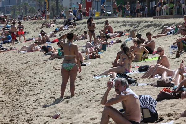Turistákkal zsúfolt strandon — Stock Fotó