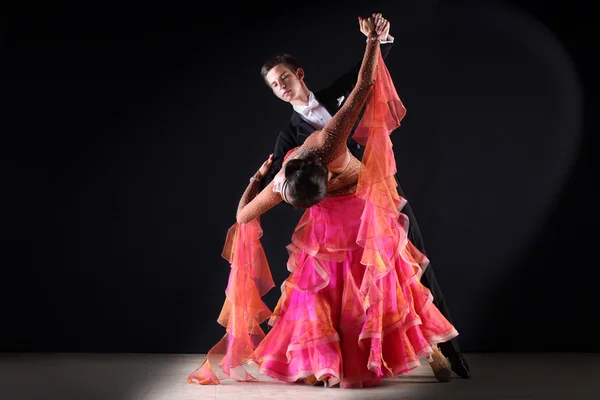 Latino dansers in balzaal tegen zwarte achtergrond — Stockfoto